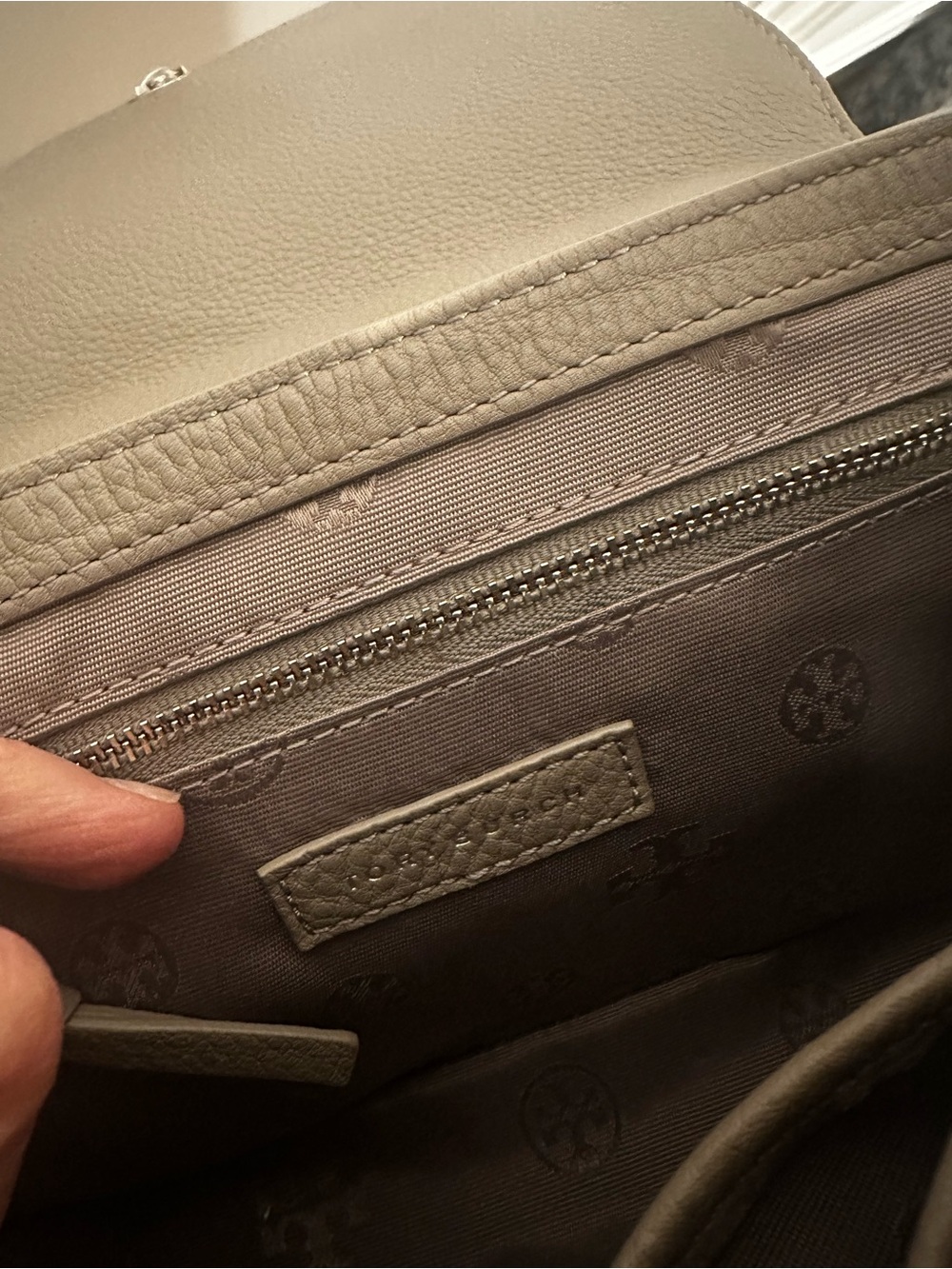 Tory Burch Pebbled Leather Crossbody in Taupe with Silver Chain - Picture 7 of 8